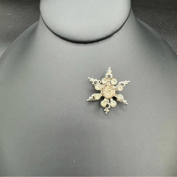 Vintage 1940s Starburst Snowflake Lapel Brooch - Picture 8 of 13